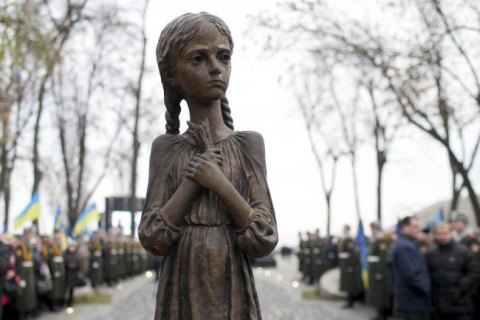 Скульптуру девочки с колосками у мемориала жертвам Голодомора демонтировали из-за нападения вандалов