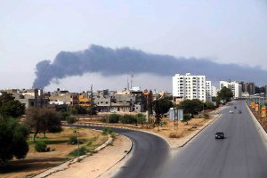 В Ливии пожар угрожает крупнейшему в стране нефтехранилищу