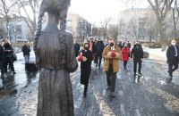Глава МИД Германии начала визит в Украину с почтения жертв Голодомора