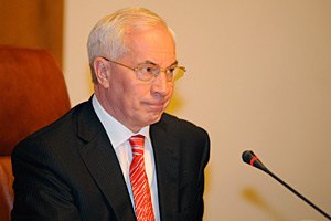 Азаров приказал министрам сделать детям праздник