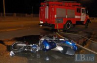 ДТП в Киеве: в Mercedes врезались два мотоцикла 