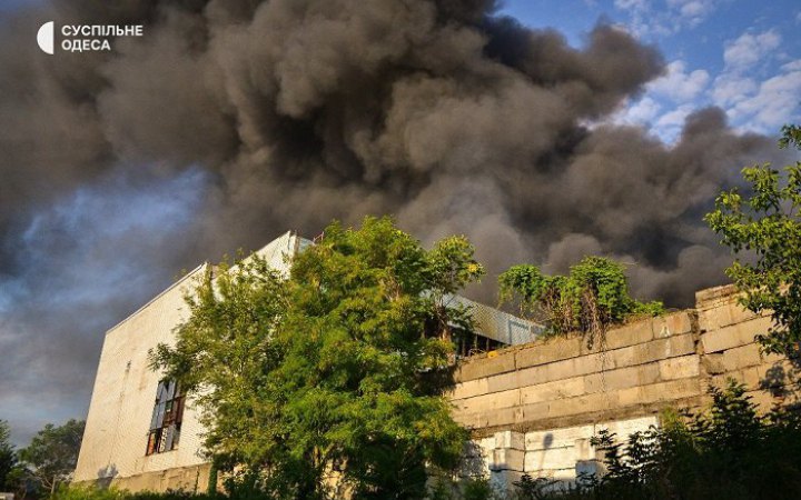 У результаті ракетного удару Росії по Одесі загорівся склад 