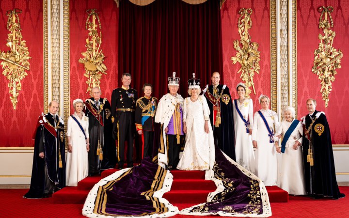З'явилися перші офіційні портрети короля та королеви Великобританії
