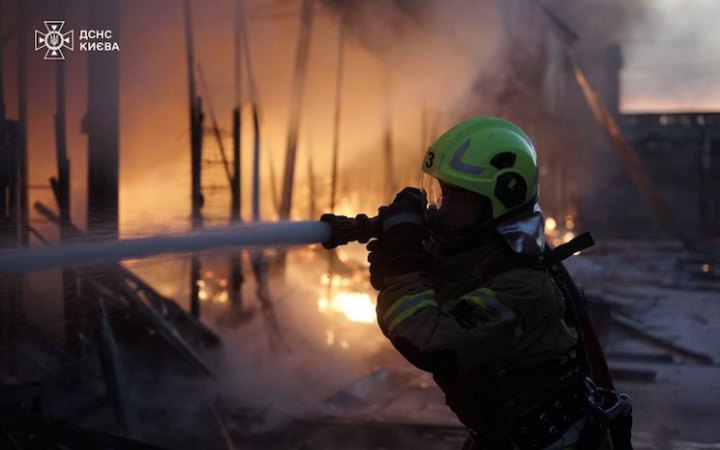 У столиці через обстріл горіла багатоповерхівка і СТО. Уламки впали в шести районах