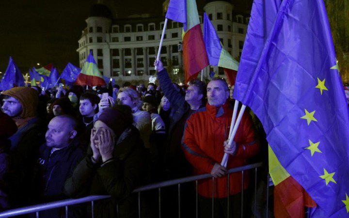 У Бухаресті люди виходять на проєвропейські мітинги перед другим туром президентських виборів