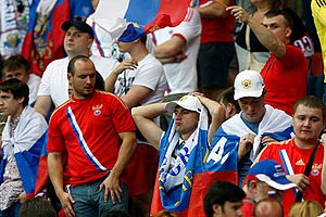 Российские болельщики едва не избили футболистов сборной