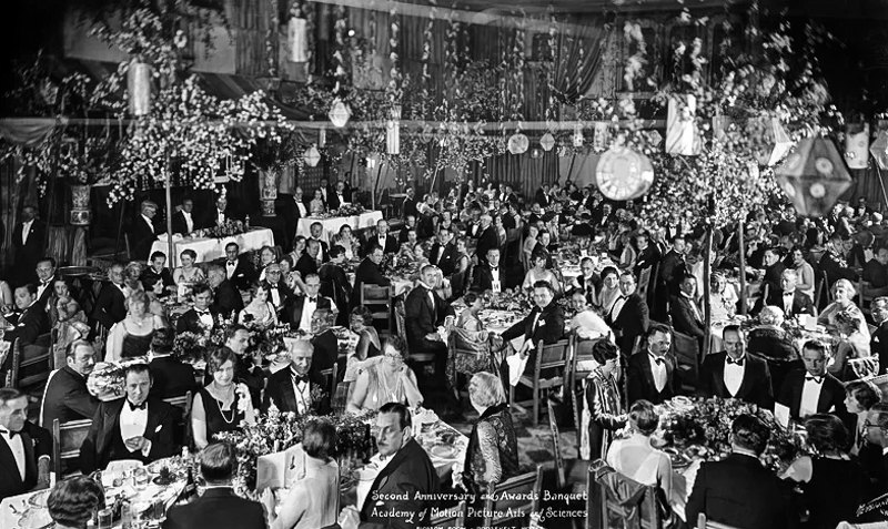 Перша презентація премії «Оскар» і банкет у <i>Blossom Room</i> готелю <i>Hollywood Roosevelt</i>, Каліфорнія, травень 1929 року.