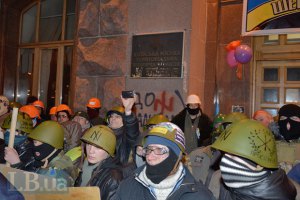 Митингующие вновь обживают здание КГГА