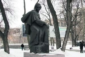 В Днепропетровске неизвестные повредили памятник Шевченко