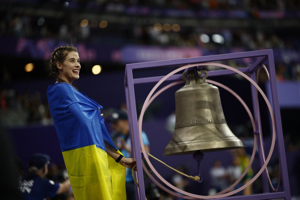 Ярослава Магучіх з України б’є в дзвін, святкуючи перемогу у фіналі змагань зі стрибків у висоту серед жінок під час Олімпійських ігор у Парижі 2024 року.