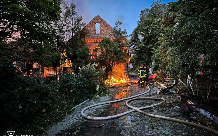 Ворог уночі атакував Одеський район, там виникли пожежі