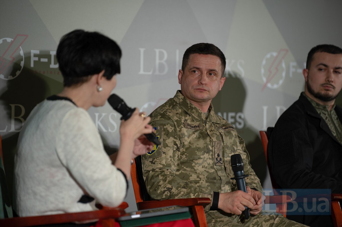 Андрій Лебеденко, заступник головнокомандувача ЗСУ ( у центрі) і Соня Кошкіна