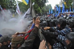 Міліція каже, що газ використовували проти її бійців