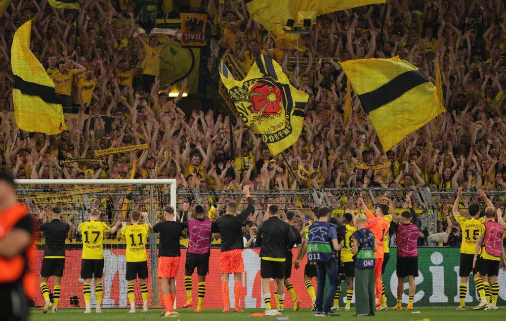 Гравці дортмундської «Боруссії» вітають своїх уболівальників після перемоги в першому матчі півфіналу Ліги чемпіонів УЄФА з «Парі Сен-Жермен», Дортмунд, Німеччина, 1 травня 2024 року. 