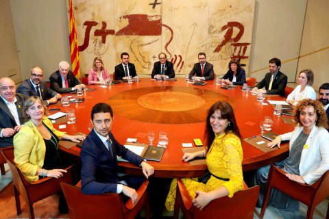 В Каталонии новое правительство принесло присягу