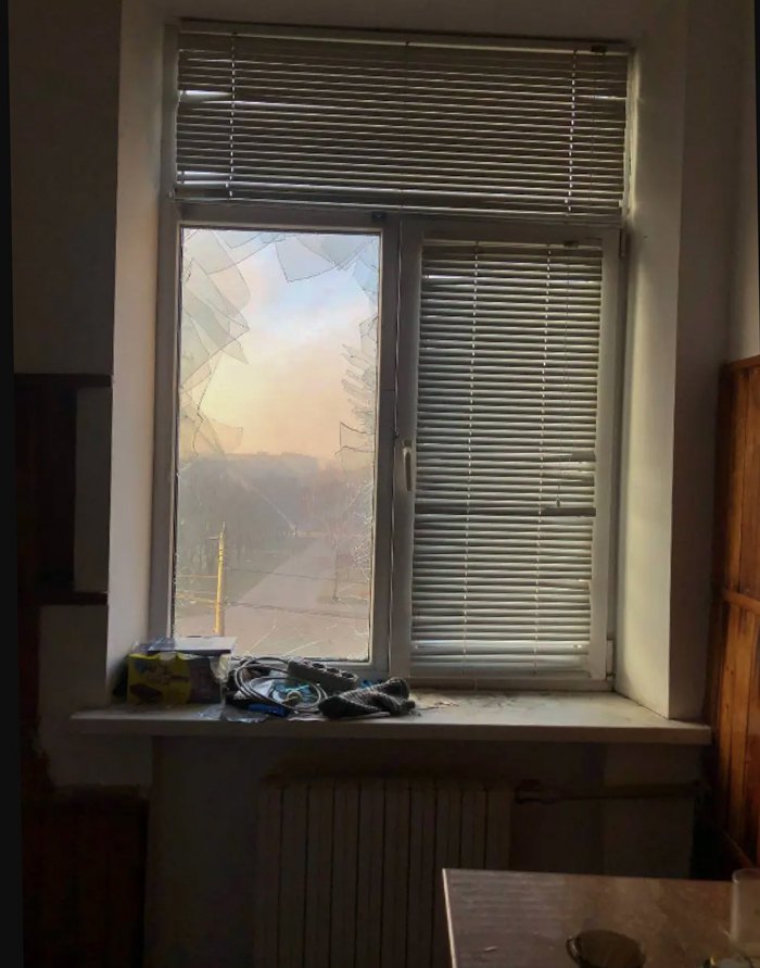 Розбите вікно в квартирі Алевтини