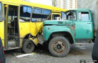 В Киеве грузовик протаранил маршрутку, пострадали пассажиры