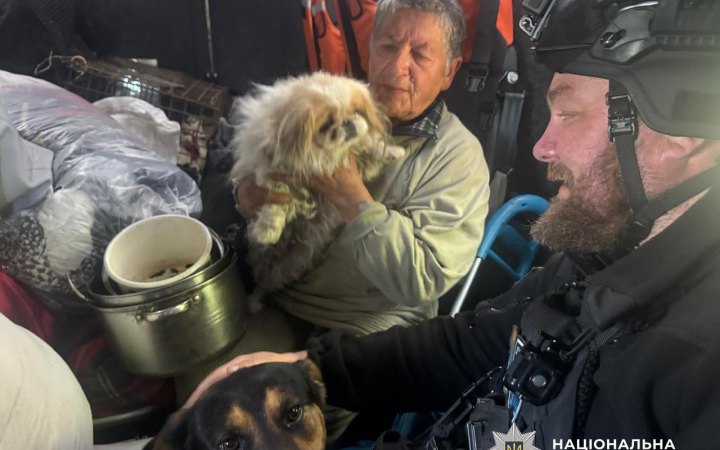 "Білі янголи" вивезли мешканку Сумського району з-під російських обстрілів