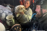 "Білі янголи" вивезли мешканку Сумського району з-під російських обстрілів