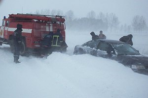 МЧСники требуют по 100 грн за освобожденную из снега машину