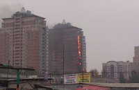 В Донецке пожар в элитной многоэтажке тушат шесть пожарных машин