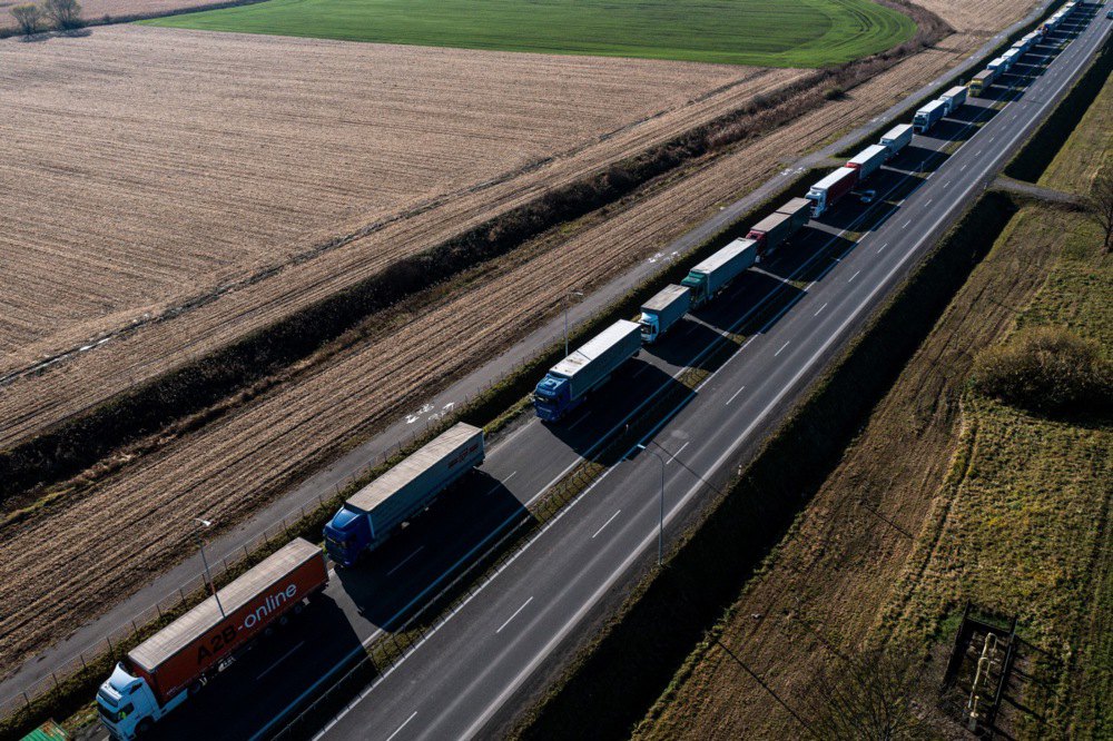  Черга з вантажівок на польсько-українському кордоні в Медиці, 16 листопада 2023 року.