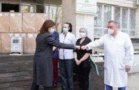 Марина Порошенко передала 18 кислородных концентраторов в больницы Киева