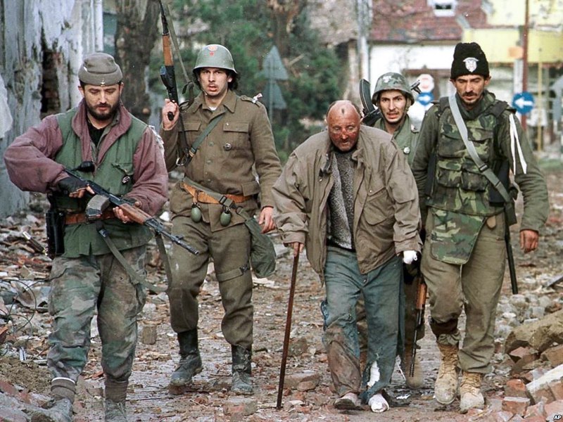 Солдати ЮНА разом із сербськими четниками під час захоплення Вуковара.