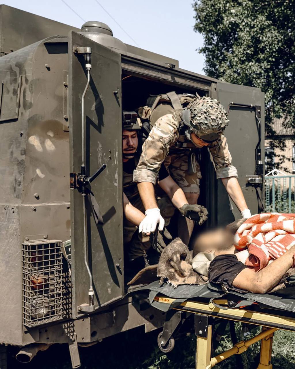 Госпітальєри допомагають пораненим