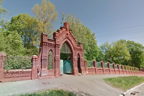 КГГА остановила ремонт кирпичного забора Байкового кладбища