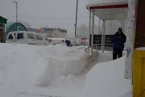У Кіровоградській області десятки вантажівок застрягли у снігових заметах