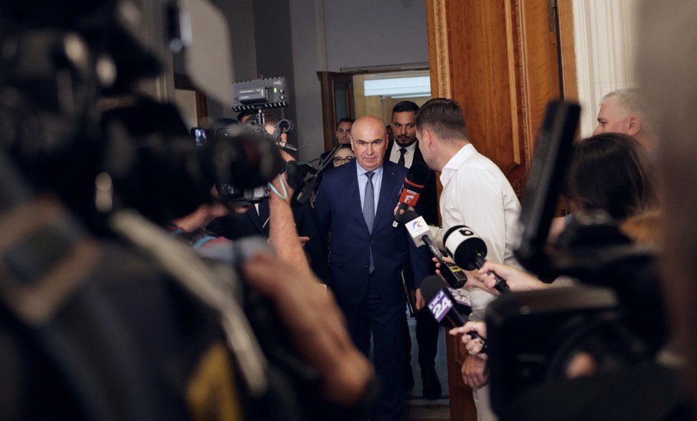 Прем'єр-міністр Румунії Іліє Боложан (у центрі) прибуває на засідання ради Націонал-ліберальної партії, Палац</p> <p> парламенту в Бухаресті, 15 червня 2026 року.