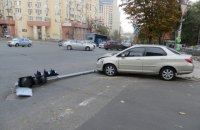 В Киеве вор, пытаясь скрыться от полиции на автомобиле, сбил светофор