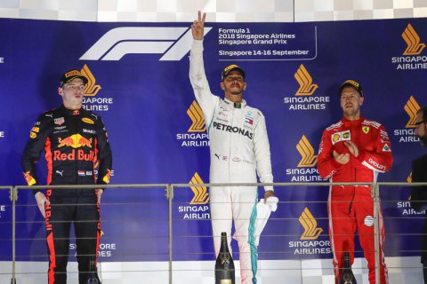 Формула 1: Хэмилтон на "Мерседес" выиграл ночную гонку в Сингапуре