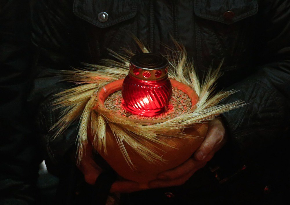 Люди принесли свічки та пшеницю на знак вшанування пам'яті жертв Голодомору в Києві.