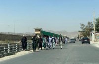 Сотни афганцев пытаются улететь из Кабула, в городе - пустые улицы и закрытые магазины