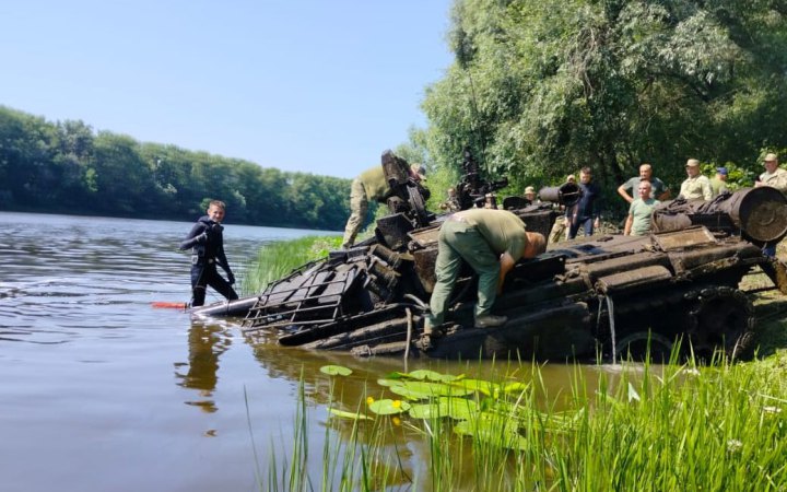 На Чернігівщині з води витягли російський танк, який не зміг переправитися через Десну