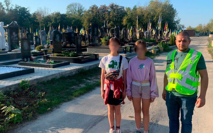 У Києві викрили групу малолітніх, яких підозрюють у обкраданні могил захисників України 
