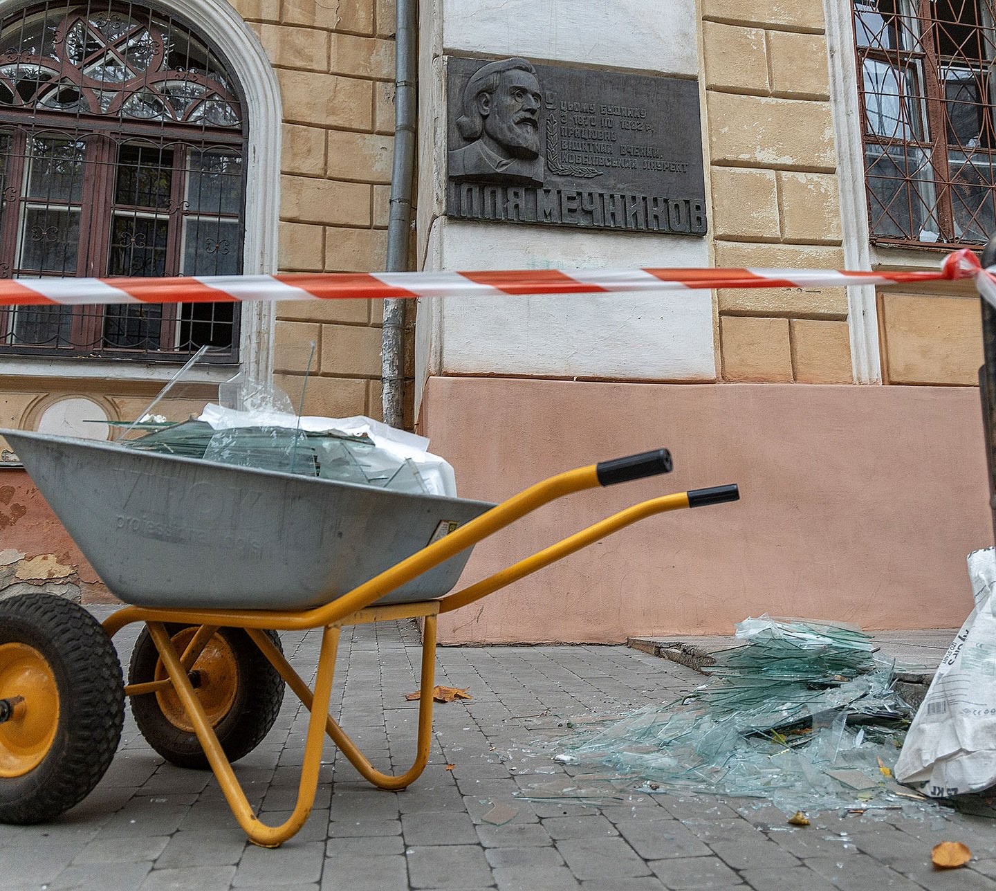 У ніч проти 15 листопада 2024 року в Одесі внаслідок атаки РФ постраждали пам’ятки культурної спадщини, які перебувають під захистом ЮНЕСКО. Пошкоджено будівлі Історичного центру Одеси, у тому числі приміщення Одеського національного університету ім. Мечникова, палеонтологічний музей, який веде свою історію з 1873 року. 