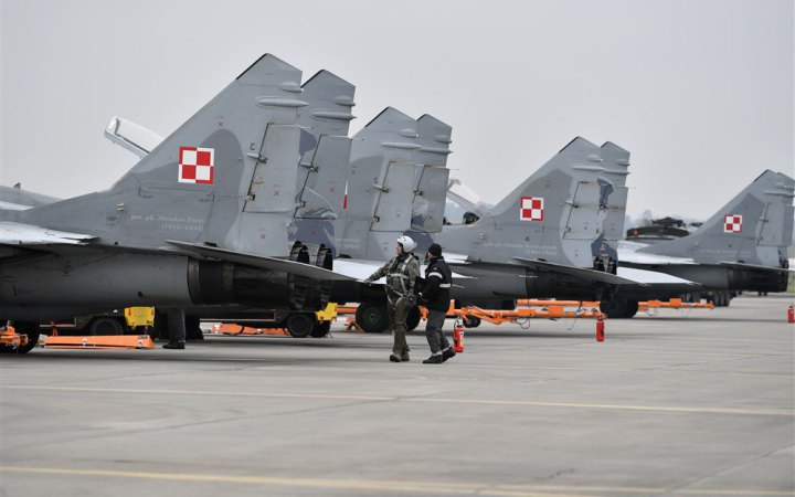 Польща підняла винищувачі через російський обстріл України