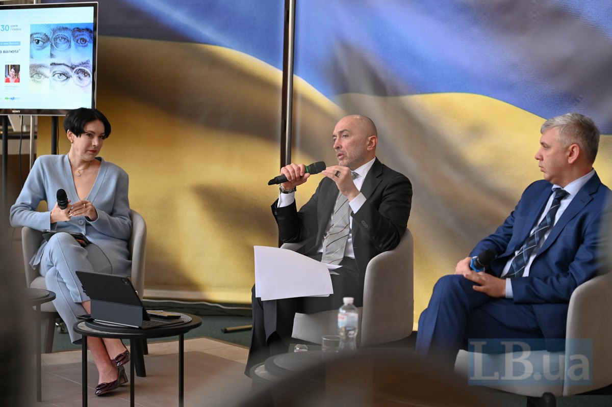 Шеф-редакторка LB.ua Cоня Кошкіна, голова НБУ Андрій Пишний і директор Банкнотно-монетного двору НБУ Володимир Баглай