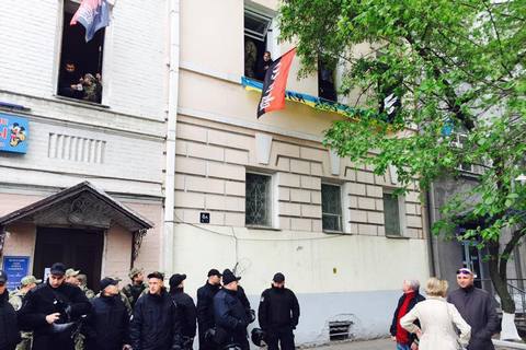 Поліція оточила будівлю, де міститься офіс "ОУН"