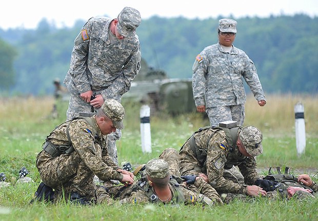 американские инструкторы обучают солдат ВСУ