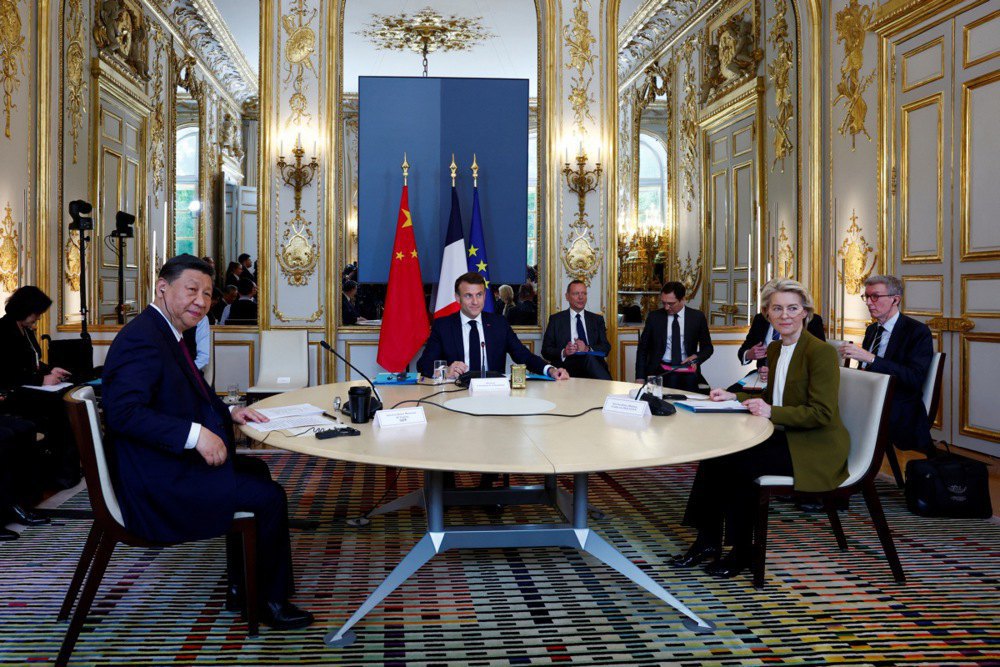 Президент Франції Емманюель Макрон, президент Китаю Сі Цзіньпін і президентка Європейської комісії Урсула фон дер Ляєн під час тристоронньої зустрічі в Єлисейському палаці в Парижі, Франція, 6 травня 2024 року