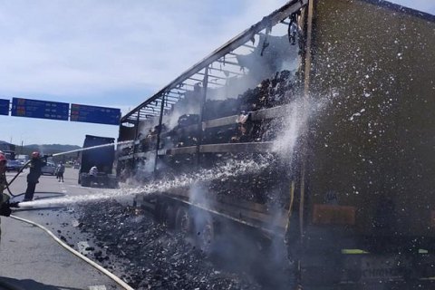 На трассе во Львовской области сгорел грузовик с 13 тоннами древесного угля