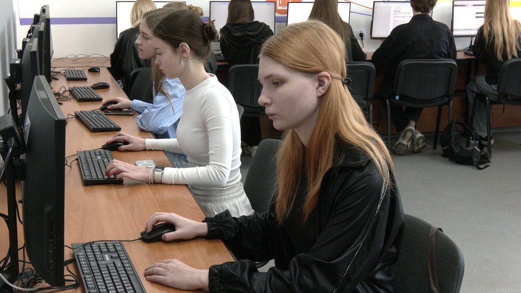 Школярі складають національний мультипредметний тест (НМТ)-2026.
