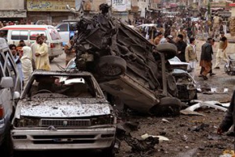 При взрыве бомбы в Пакистане погибли три человека, 11 пострадали