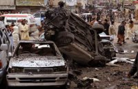 При взрыве бомбы в Пакистане погибли три человека, 11 пострадали