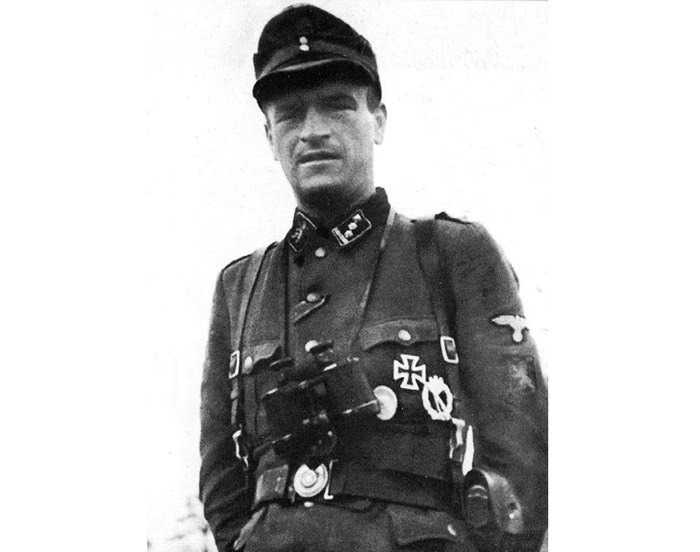 Поручник дивізії ваффен-СС «Галичина» Володимир Козак. У петлиці замість звичних есесівських рун міститься зображення «левика».