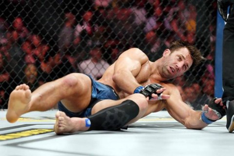 На турнире UFC 239 боец нокаутировал экс-чемпиона, сломав тому челюсть